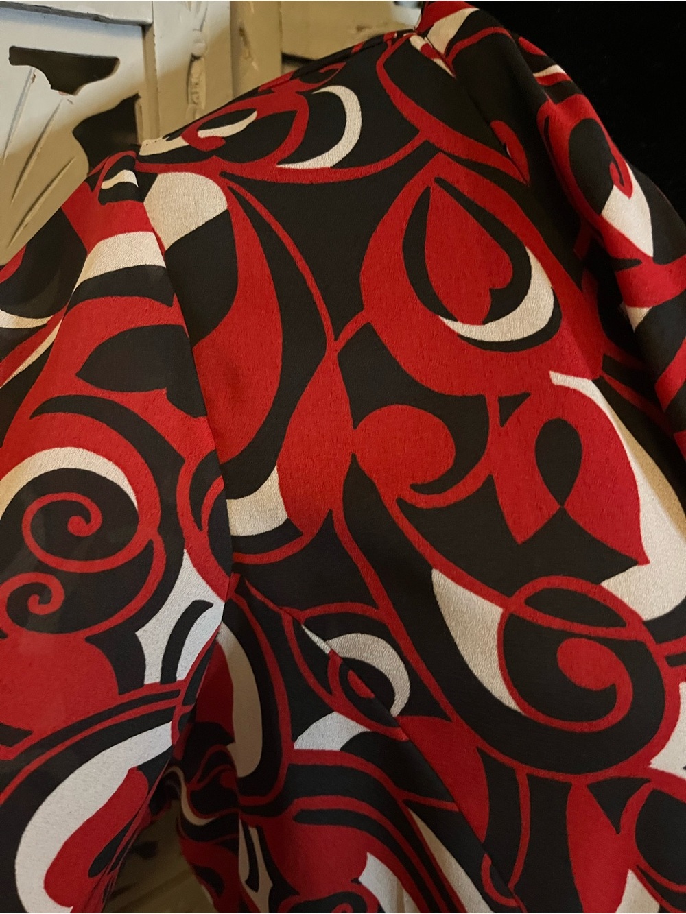 AVENUE ABSTRACT RED BLACK & WHITE FLORAL & SWIRLS DESIGN PLUS SIZE TOP - Picture 6 of 9